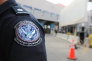 Das Logo der US-Zollbehörde U.S. Customs and Border Protection auf der Schulter eines Beamten.