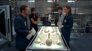 Brennans (Emily Deschanel, re.) Team (v.li.: TJ Thyne, Tamara Taylor, Darst. unbekannt) nimmt sich das Skelett der Leiche vor, um herauszufinden, wie die Pastorin zu Tode gekommen ist.
