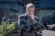 Auch Ray (Vincent Regan), einem Freund der Familie des Opfers, geht der Verlust nahe. Er versucht, die Familie zu unterstützen, so gut er kann.