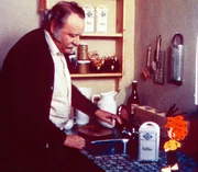 Meister Eder und sein Pumuckl vergnügen sich in der Küche.