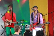 Billy Springer (Levi Roots, l.) und Leon Laroche (Clint Dyer, r.) geben ihr letztes Konzert.