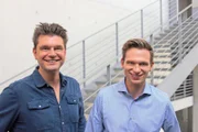 Lutz van der Horst (l.) und Fabian Köster (r.) sind im Deutschen Bundestag zu Besuch.