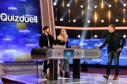 Moderator Jörg Pilawa (r.) mit den KandidatInnen des Teams "Musik": Daniel Grunenberg (l.) und Carolin Niemczyk (2.v.l.), beide MusikerInnen des Duos „Glasperlenspiel“.