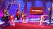 Moderator Florian Weber (r.) freut sich beim Wissensquiz „Meister des Alltags“ auf kniffelige Fragen und pfiffige Rateteams (v. li.): Enie van de Meiklokjes, Bodo Bach, Alice Hoffmann und Giovanni Zarrella.
