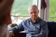 Hugh Davenport (John Sessions) der Vorsitzende des Jachtclubs und Veranstalter der Auktion wird verdächtigt den Mord begangen zu haben, die Ermittler vernehmen ihn.