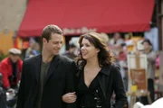 Inspiriert von der Stadt der Liebe hat Romantiker Christopher (David Sutcliffe, l.) eine besondere Überraschung für Lorelai (Lauren Graham, r.) im Gepäck.