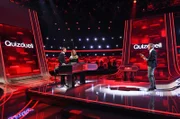 Moderator Jörg Pilawa (r.) mit den Kandidaten des Teams "Anstoss": Dem Ex-Profifussballer Roman Weidenfeller (l.) und der Sportjournalistin und Moderatorin Katrin Müller-Hohenstein (2.v.l.).