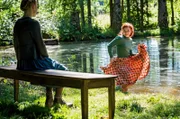 Erika (Franziska Brandmeier, rechts) ist entschlossen, das Leben zu genießen und sehnt sich nach Freiheit. Ihre Freundin Marie (Elisa Schlott) fühlt sich Kaltenstein zugehörig und kann sich ein Leben woanders kaum vorstellen.