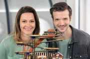Anja Reschke (l.) und Adrian Pflug (r.) berichten über einen Patienten, der seine Nierensteine losgeworden ist.