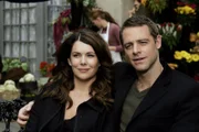 Bei einem Kurztrip nach Paris kommt Christophers (David Sutcliffe, r.) romantische Seite zum Vorschein, doch von seiner spontanen Überraschung wird Lorelai (Lauren Graham, l.) überfahren ...