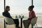 DS Townsend (Marsha Thomason, r.) und ihre Kollegin DS Hobson (Erin Shanagher, l.) lernen sich durch ihre Arbeit immer besser kennen. Daher offenbart Townsend nun, warum der Fall böse Erinnerungen bei ihr weckt.