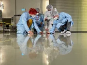 Raumfahringenieurin Tiziana Cardone von der ESA und das Team von HPS wollen Weltraumschrott aufräumen. In der winzigen Box steckt Technik, die Satelliten kontrolliert zum Absturz bringen soll.