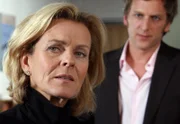 Ruth Markland (Andrea L'Arroge) ist nicht begeistert darüber, dass ihr Sohn Philipp (Kai Lentrodt) mit einer älteren Frau liiert ist.