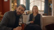 Mina (Julie Van den Steen) findet Gefallen an Makler Laurent (Sieg De Doncker) und will ihn mit Wein bezirzen. Doch der hat zunächst nur Augen für das Haus, das er für ihre Eltern verkaufen soll.