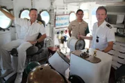 Kapitän Morten Hansen und Zweiter Offizier Christian Baumann besuchen ein altes Marineschiff, das an der Pier liegt: die "Cora" von 1944. Der "Teniente de Corveta" Miguel Angel Lopez führt sie auf die Brücke.