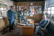 Die Ermittlungen führen zu einem Boxstudio in der Stadt. Dabei befragen DI Anthony Manning (Daniel Ryan, l.) und DS James Clarke (Andrew Dowbiggin, M.) Vinnie (Gary Lewis, r.), den Boxtrainer des Opfers. Da der Verstorbene regelmäßig im Boxstudio trainierte, ist die Aussage des Trainers für die Beamten sehr wichtig.
