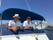 Kapitän Morten Hansen (rechts) und Winnie auf dem Boot zu den Felsenspringern von Acapulco, Mexiko.