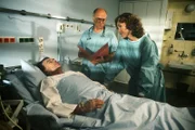 Prof. Brinkmann (Klausjürgen Wussow) ist gerade operiert worden. Seine Frau Christa (Gaby Dohm) ist sehr besorgt.