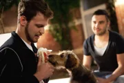 Tobias (Patrick Müller, li.) erzählt Easy (Lars Steinhöfel) frustriert, dass zwischen Micki und ihm Eiszeit herrscht. Er ahnt nicht, dass ihm der zugelaufene Hund eine große Hilfe bei der Annäherung an Micki sein wird...