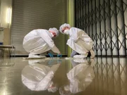Ingenieure Leonard Hofmann und Daniel Stelzl von HPS erproben am Technologiezentrum der ESA ein Weltraumsegel, das Satelliten kontrolliert abstürzen lassen und damit weiteren Weltraumschrott verhindern soll.