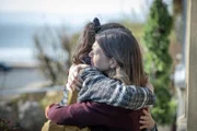 Der Tod des jungen Boxers belastet nicht nur dessen Familie, sondern auch seine Freundin Molly Williams (Isabel Caswell, l.). Als Mollys Mutter Emma Williams (Jenny Platt, r.) vom schrecklichen Vorfall erfährt, weiß sie, dass sie nun mehr denn je für ihre Tochter da sein muss.