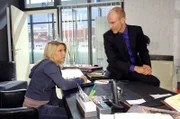 Anna (Jeanette Biedermann, l.) ist irritiert als Gerrit (Lars Löllmann, r.) mit ihr flirtet ...