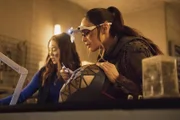 Emori (Luisa d'Oliveira, l.); Raven Reyes (Lindsey Morgan, r.)