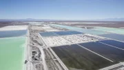 Künstlich angelegte Pools zur Verdampfung von lithiumhaltigem Grundwasser in der Salar de Atacama Wüste in Chile. Hier wird ein großer Teil des weltweiten Lithiums gewonnen. Aber die Energiewende braucht viel mehr, als hier gewonnen werden kann.