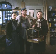 Von links: die Nachbarin (Ingeborg Sassen-Haase), Meister Eder (Gustl Bayrhammer) und Frau Hartl (Maria Singer).