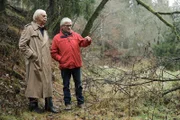 Axel Petermann (l.) und Wolfgang Schu schauen sich den Fundort von Lolita Brieger an.