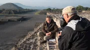 Professor Wemhoff beim Dreh in Mexiko bei den Pyramiden.