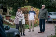 Stella Bradwell (Sunetra Sarker, l.) tröstet Oliver Marshbrook (Leo Ashton, 2.v.l.), während sich Jamie Marshbrook (Jack Archer, 2.v.r.) und Bill Bradwell (James Cosmo, r.) darüber beschweren, dass Rose von den Kommissaren mitgenommen wird. Sie möchten ihr ein paar Fragen stellen.