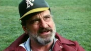 Ganz der Vater  Mark (Victor French) unterrichtet Fottball.; Ganz der Vater  Mark (Victor French) unterrichtet Fottball.