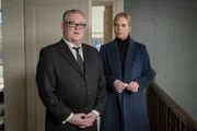 Der Butler Timo Buchbinder wohnt direkt gegenüber, doch von einem Mord, geschweige denn einer Entführung, will er nichts mitbekommen haben. Im Bild: Timo Buchbinder (Thomas Lawinky) und Ina Zimmermann (Melanie Marschke)