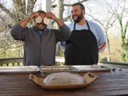 Roger Mooking (l.)