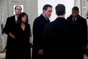 Elizabeth Burke (Tiffani Thiessen, 2.v.l.), FBI-Agenten Peter Burke (Tim DeKay, m.)  und Clinton Jones (Sharif Atkins, r.)