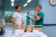 Dr. Kaminski (Udo Schenk, re.) hat gerade Kris' Jugendliebe Lilith Schade (Linda Blümchen, vorn) operiert. Lilith hat sich bei ihrem Freund mit Tripper angesteckt und das war leider eine schlimme Petze. Liliths Freund betrügt sie seit einiger Zeit. Nun bitte Kris Haas (Jascha Rust, li.) Dr. Kaminski um einen kleinen Gefallen: Falls dieser Freund in der Sachsenklinik auftauchen sollte, könne es Dr. Kaminski dann vielleicht etwas dramatischer machen? Dies lehnt Kaminski sachlich ab, gibt Kris aber einen "guten Rat" mit auf den Weg.