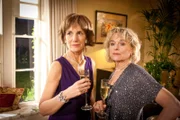 v.li.: Die beiden Schwestern Diana Davenport (Harriet Walter) und Stella Harris (Sinéad Cusack).