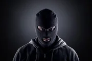 Immer wieder berichteten Jungen in Schullandheimen von einem "schwarzen Mann", der nachts in ihrem Zimmer auftauchte. Meist schenkte man ihnen keinen Glauben. Doch es gab ihn: den Mann, der schwarz gekleidet und mit Sturmhaube loszog, um Kinder zu missbrauchen.