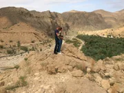 Das Pärchen Caro und Mopie genießen die Aussicht bei ihrem Ausflug in Muscat/Oman ins Wadi al Arabeen.