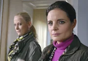 Die ehrgeizige Nicole Sommer (Jenny Elvers-Elbertzhagen, links) hat ein Kamelfohlen in Lebensgefahr gebracht. Dr. Susanne Mertens (Elisabeth Lanz) hat Dr. Fährmann deshalb die Vertrauensfrage gestellt. Beide Frauen warten angespannt auf seine Entscheidung.