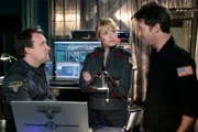 Rodney (David Hewlett, li.), Carter (Amanda Tapping, mi.) und Sheppard (Joe Flanigan, re.) überlegen, ob sie dem Wraith vertrauen sollen... SCI FI Channel Photo: Eike Schroter