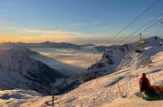Oberstdorf, der südlichste Kurort Deutschlands inmitten der Allgäuer Alpen, hat im Winter viel zu bieten: Winterurlaub in der Natur, Wintersport im Skigebiet und vielfältige Freizeitangebote. Annette Krause macht Winterurlaub im Allgäu.