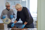 Wolfgang Schu (l.) zeigt Axel Petermann die Kleidung von Lolita Brieger, die nach 30 Jahren noch erhalten war.