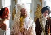 Ist der Kaiser (Matthias Brandt) über seine neuen Kleider unzufrieden, landen Maja (Alissa Jung) und Jakob (Sergej Moya) im Kerker. Was wird er zu ihrer Arbeit sagen?