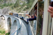 Der Glacier Express Pullmanzug auf dem Landwasser Viadukt.