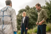 Forensiker Federico Ramis (Nacho Aldeguer) bespricht mit Miranda (Elen Rhys) und Max (Julian Looman) seinen Fund am Tatort.