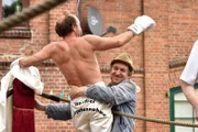 Adsche (Peter Heinrich Brix, re.) gratuliert Kuno (Sven Walser, li.) zum Sieg.