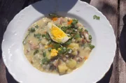 Im lettischen Branti bereitet Ilze eine leckere Suppe aus frisch gepflückten Brennnesseln und Sauerampfer zu.