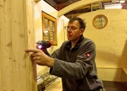 Thomas Kirsch beim Innenausbau des Saunawagens.